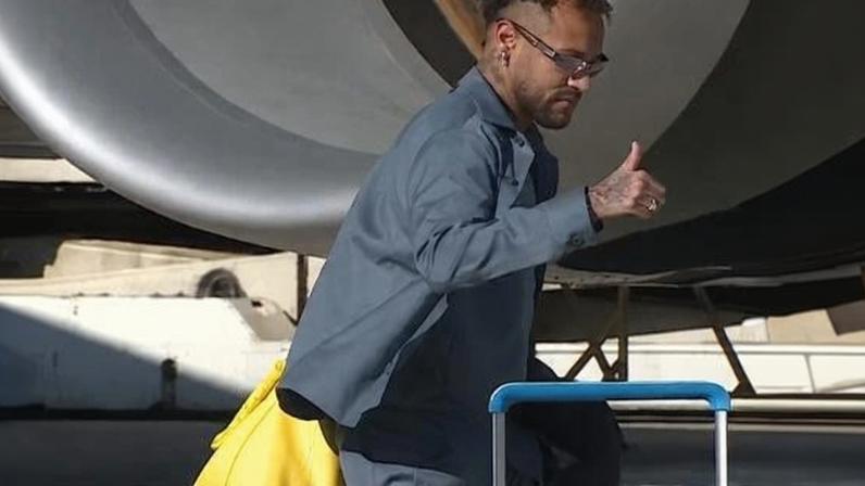 Neymar durante chegada da seleção aos Estados Unidos