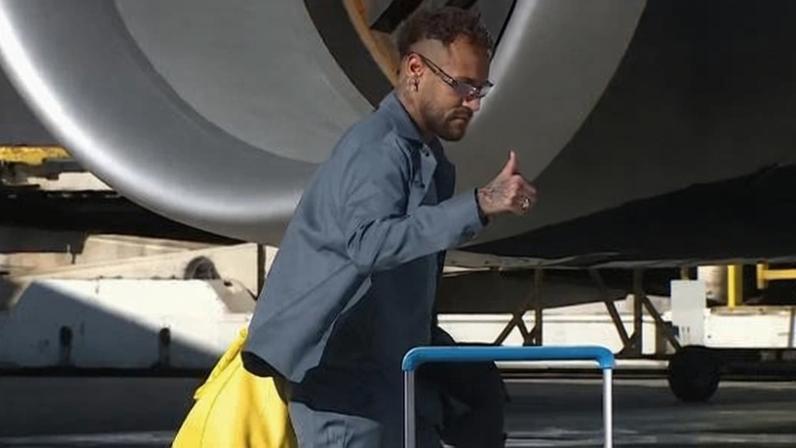 Neymar durante chegada da seleção aos Estados Unidos