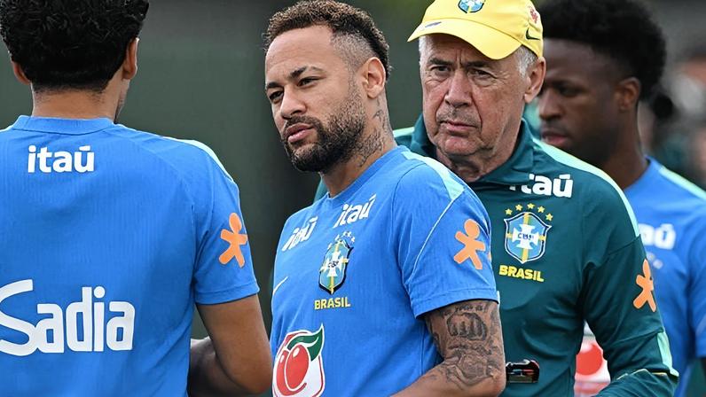 Neymar e Carlo Ancelotti em treinos da seleção brasileira