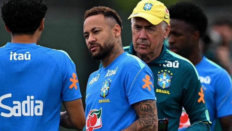 Neymar e Carlo Ancelotti em treinos da seleção brasileira