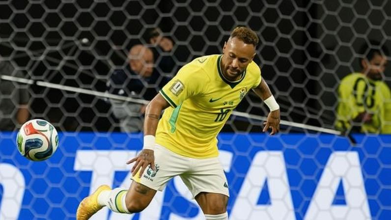 Neymar é marcado por jogadores da Escócia em jogo da Copa do Mundo