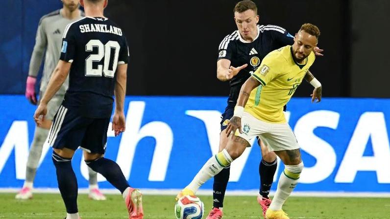 Neymar é marcado por jogadores da Escócia em jogo da Copa do Mundo