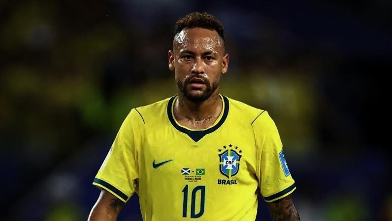 Neymar em ação durante Escócia x Brasil, jogo da Copa do Mundo
