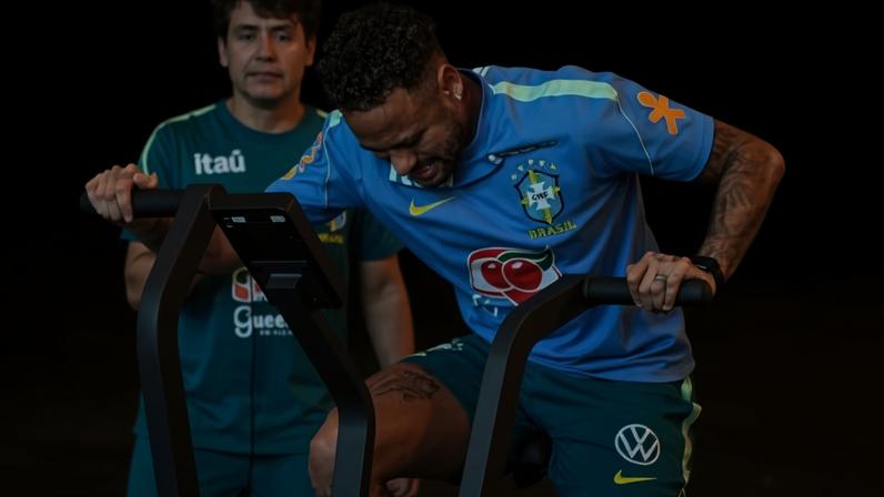 Neymar em treino físico na seleção brasileira