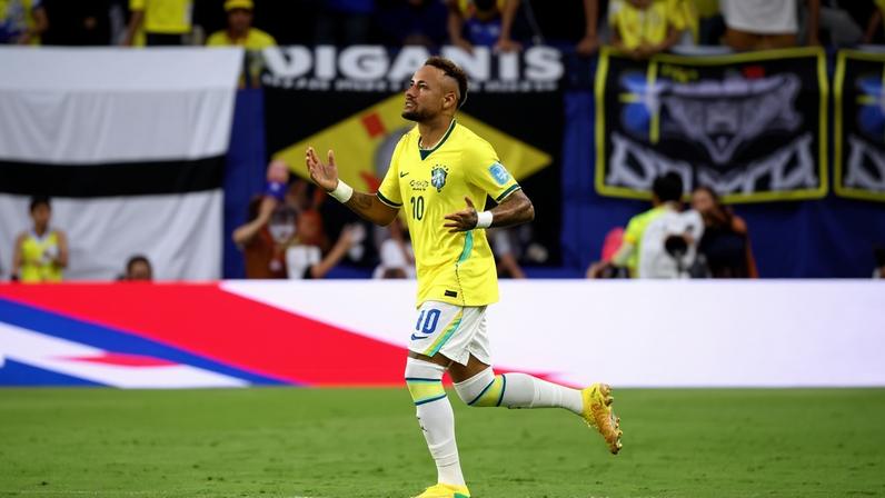 Neymar entra em campo durante Escócia x Brasil