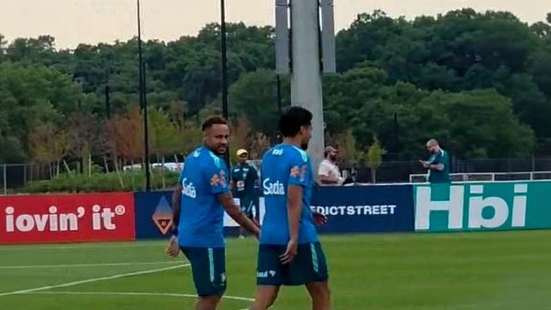 Neymar entra em campo para treino da seleção brasileira na companhia de Marquinhos