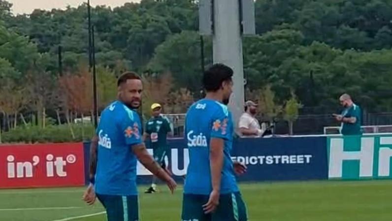Neymar entra em campo para treino da seleção brasileira na companhia de Marquinhos