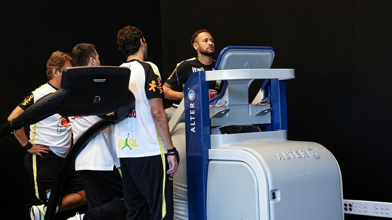 Neymar usa esteira antigravidade em tratamento de lesão — Foto: Nelson Terme / CBF