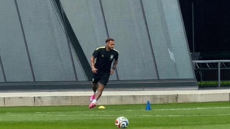 Neymar faz trabalho com bola durante treino da seleção