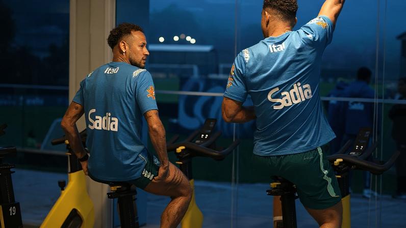 Neymar fez atividade na bicicleta na apresentação da seleção brasileira na Granja Comary