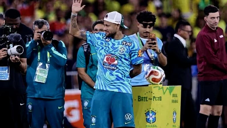 Neymar foi ao campo do Maracanã antes do amistoso entre Brasil e Panamá