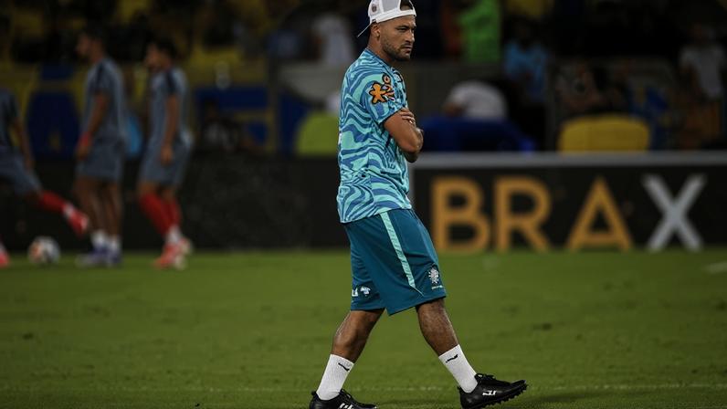 Neymar foi ao campo do Maracanã antes do amistoso entre Brasil e Panamá