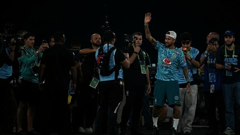 Neymar no campo do Maracanã antes do amistoso entre Brasil e Panamá