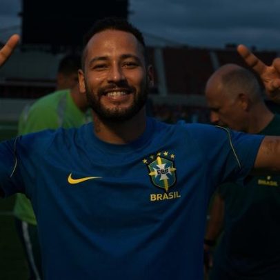 Neymar posa em treino antes do mata-mata e diz estar focado