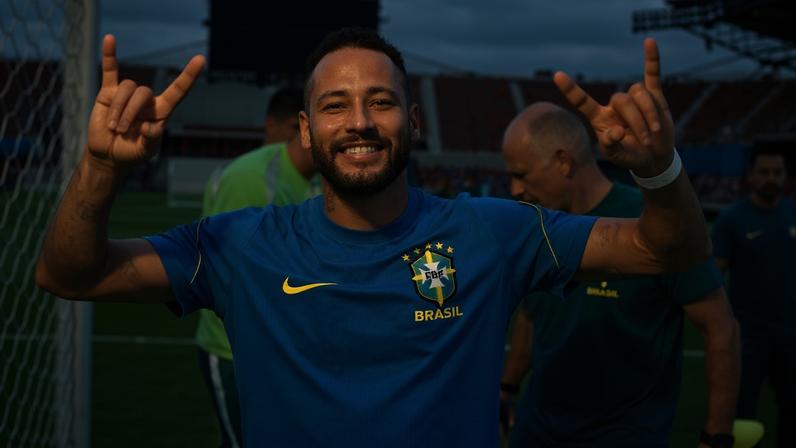 Neymar posa durante treino antes de mata-mata na Copa e revela: "Foco"