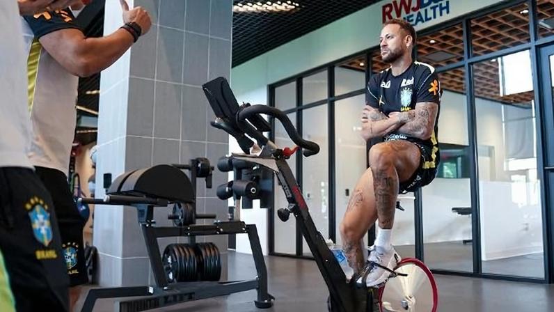 Neymar durante fisioterapia em Nova Jersey, sede do Brasil na Copa do Mundo