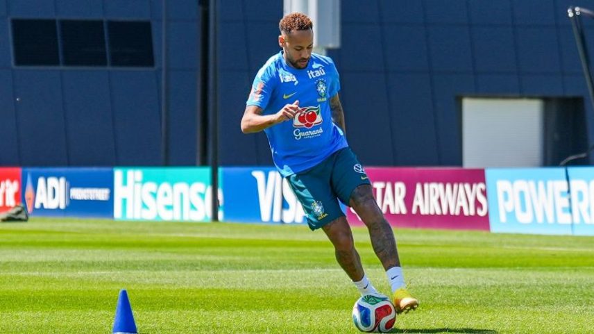 Neymar treina com bola após vitória do Brasil sobre o Haiti
