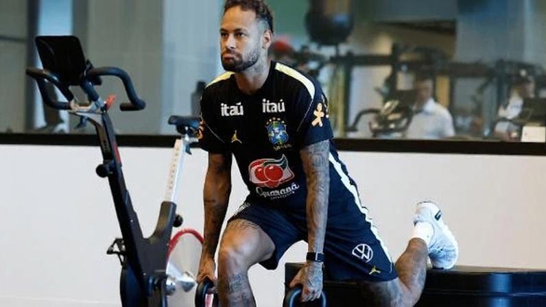 Neymar treinando na academia do CT da seleção brasileira nos EUA antes da Copa do Mundo