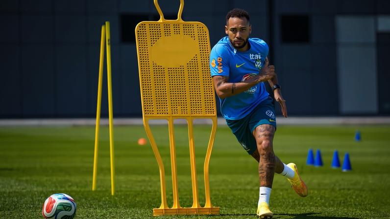 Neymar treina com bola em dia de descanso da Seleção Brasileira