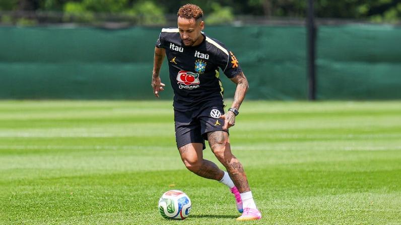 Neymar faz 1º treino completo junto à Seleção Brasileira após lesão