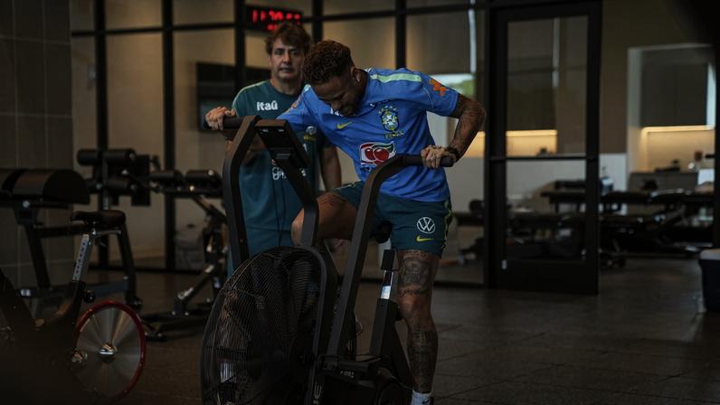 Neymar não treina e deve desfalcar a Seleção na estreia da Copa