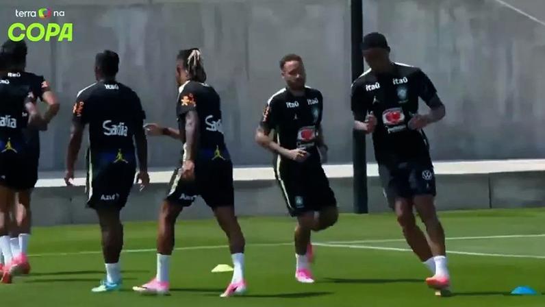 Neymar inicia aquecimento com grupo, treina com bola e joga bobinho