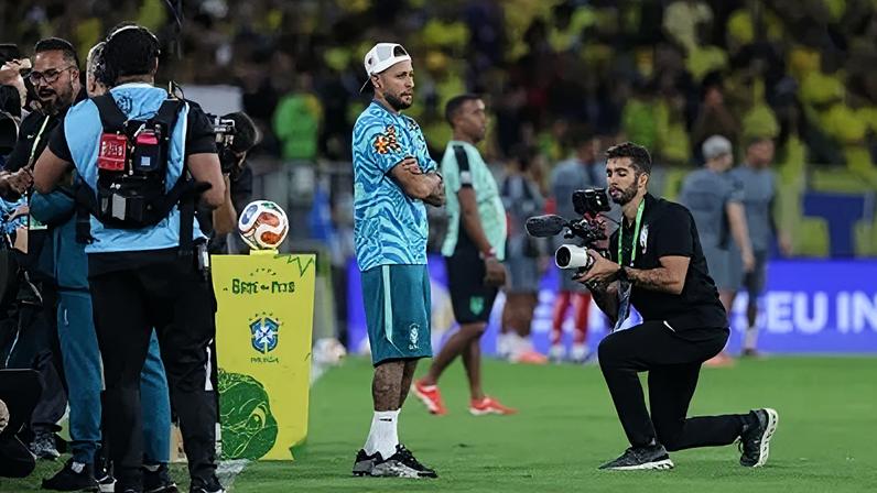 Neymar acompanha aquecimento do Brasil