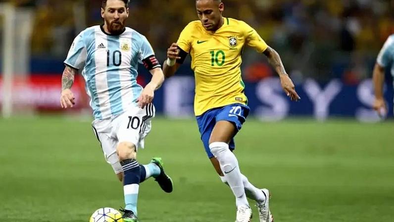 Neymar e Messi em jogo do Brasil contra a Argentina