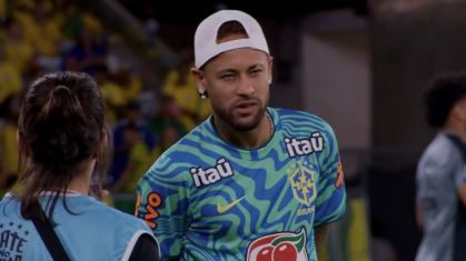 Neymar em campo de olho no aquecimento do Brasil para o amistoso contra o Panamá
