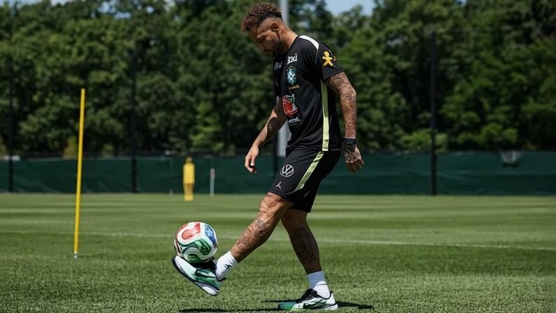Neymar posta foto com Bruna e Mavie em treino da Seleção Brasileira