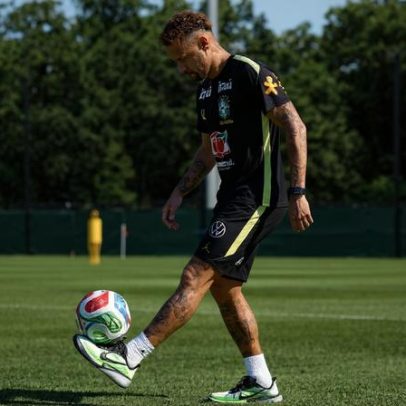 Neymar faz embaixadinhas durante treino da Seleção Brasileira