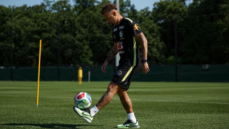Neymar aparece fazendo embaixadinhas em treino da Seleção Brasileira
