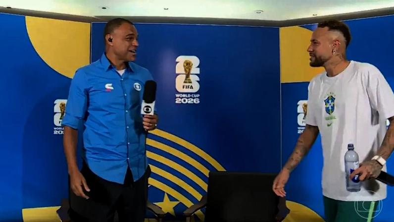 Neymar deu um abraço rápido em Denilson e logo se afastou para não esticar a conversa