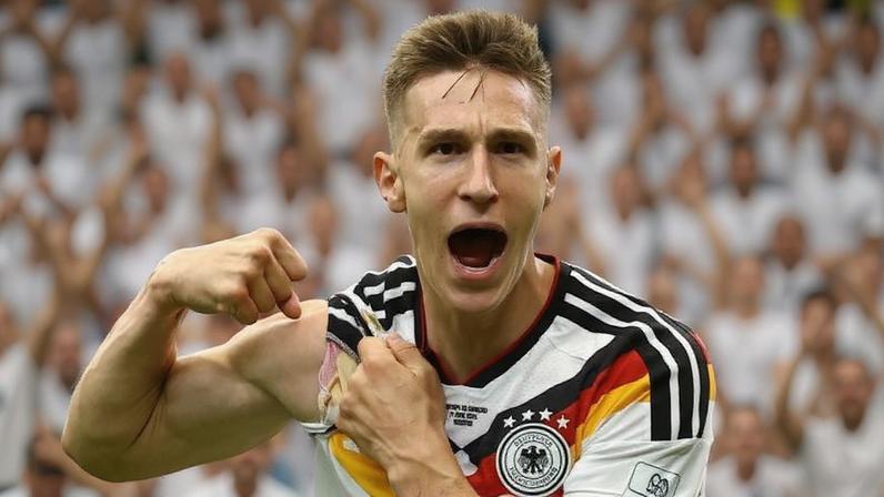 Nico Schlotterbeck comemora ao marcar para a Alemanha contra Curaçao