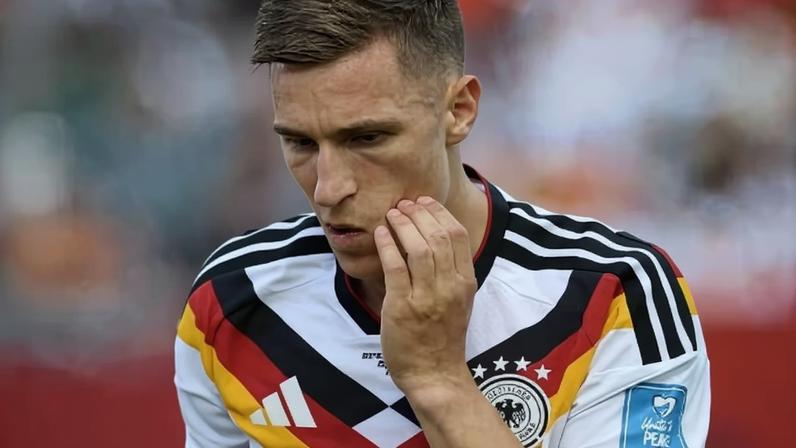 Nico Schlotterbeck em ação durante jogo entre Alemanha e Costa do Marfim na Copa do Mundo