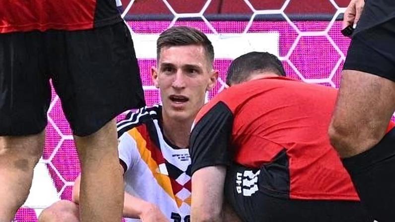 Nico Schlotterbeck, zagueiro da Alemanha, foi substituído no intervalo conrta a Costa do Marfim