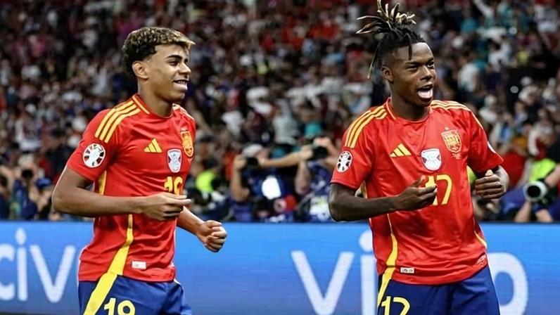 Nico Williams, da Espanha, comemora com Lamine Yamal após marcar contra a Inglaterra, na final da Eurocopa