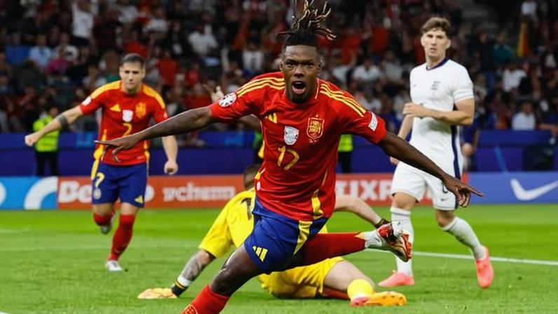 Nico Williams, da Espanha, comemora gol contra a Inglaterra na Eurocopa