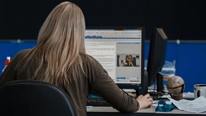 Em 2026, a The Economist incluiu a experiência no ajuste de modelos de IA como um dos requisitos para a contratação de um engenheiro sênior