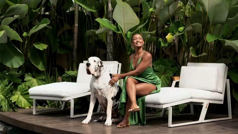 A área externa da casa de Januza é cercada por natureza — Foto: Fotos: Lília Mendel, Beleza: Yago Maia e Produção executiva: Vandeca Zimmermann