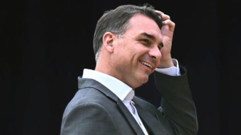 Flávio se oferece para apagar o incêndio que ele mesmo estimulou