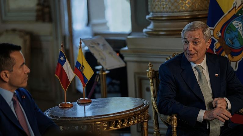Noboa (à esq.) e Kast (à dir.) participam da cúpula do Mercosul, em Assunção, no Paraguai