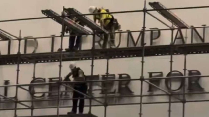Pessoas gritam “derrubem isso” enquanto os trabalhadores se preparam para remover o nome de Trump do Kennedy Center