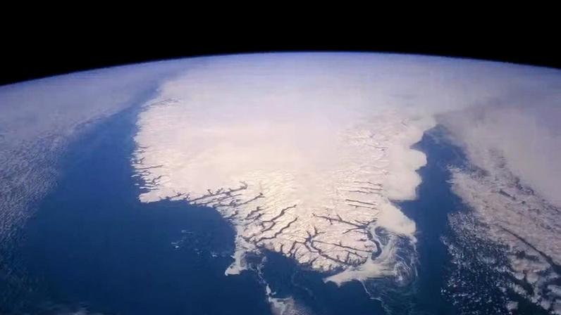 A 'mancha fria' de água encontra-se no Atlântico Norte, logo abaixo da Groenlândia, conforme a foto — Foto: NASA