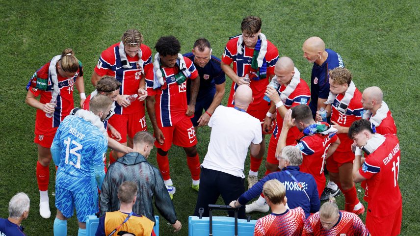 Solbakken conversa com time reserva da Noruega em jogo contra a França — Foto: REUTERS/Jeenah Moon