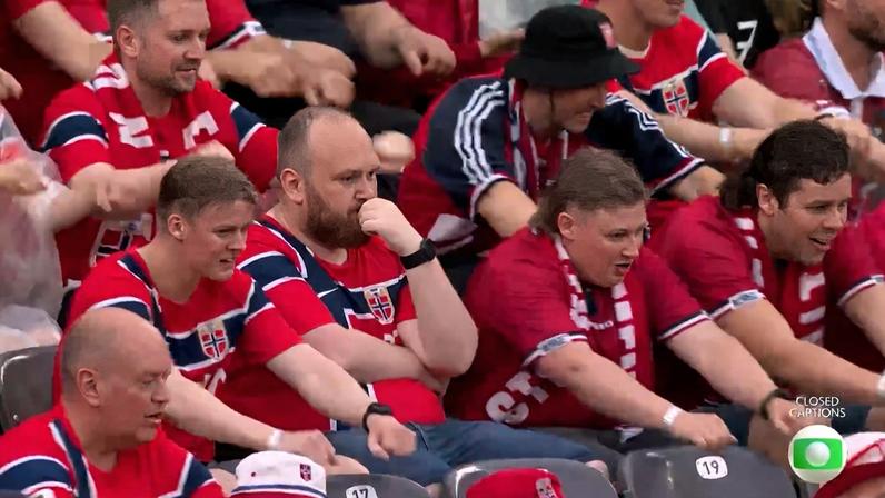 Torcedor norueguês "do contra" se recusou a fazer a remada viking no estádio — Foto: Reprodução