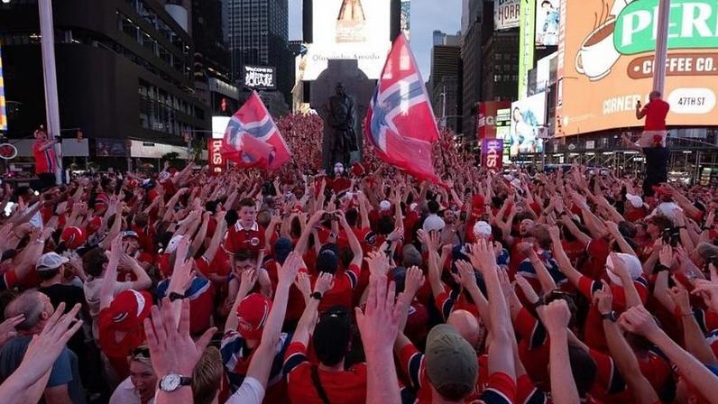 Noruegueses dominam a Times Square, em Nova York, com coreografia tradicional viking
