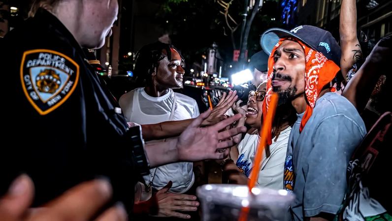 Torcedores do Knicks provocam tumulto enquanto são afastados do local do Jogo 5 das finais da NBA entre o New York Knicks e o San Antonio Spurs, em uma das várias festas espalhadas pela cidade de Nova York. (Foto: EFE/EPA/LAURA BRETT)