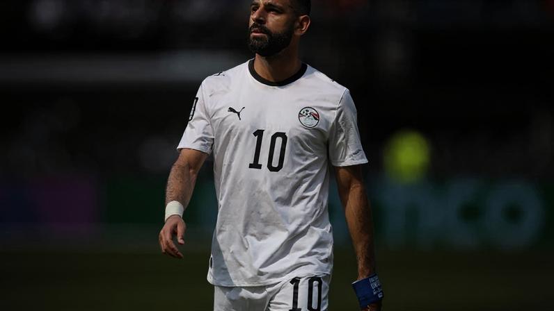 Mohamed Salah durante pausa para hidratação na estreia do Egito na Copa.