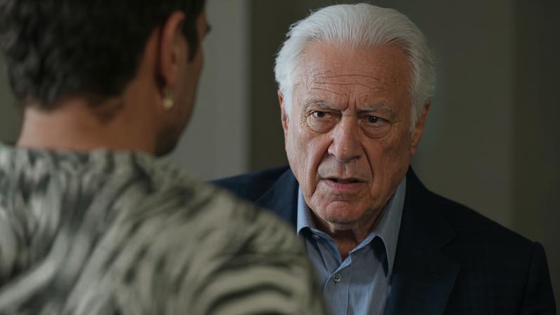 Arthur Brandão (Antonio Fagundes) e Pilar (Isabel Teixeira) se enfrentam em 'Quem Ama Cuida'